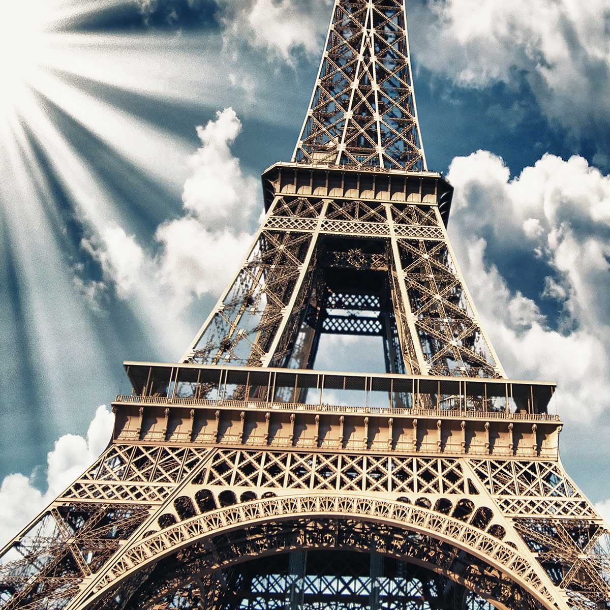 Affiche encadrée tour Eiffel sous un ciel dramatique affiche + cadre en métal - noir, HEXOA