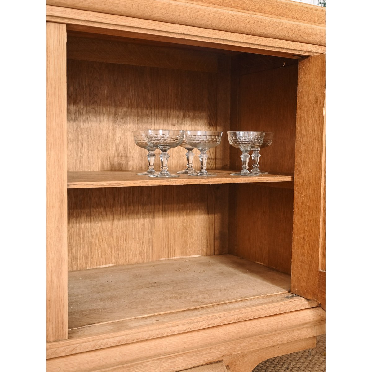 Buffet en bois massif travaillé Gilbert N°1846 - Bon état bois clair, DEBONGOUT