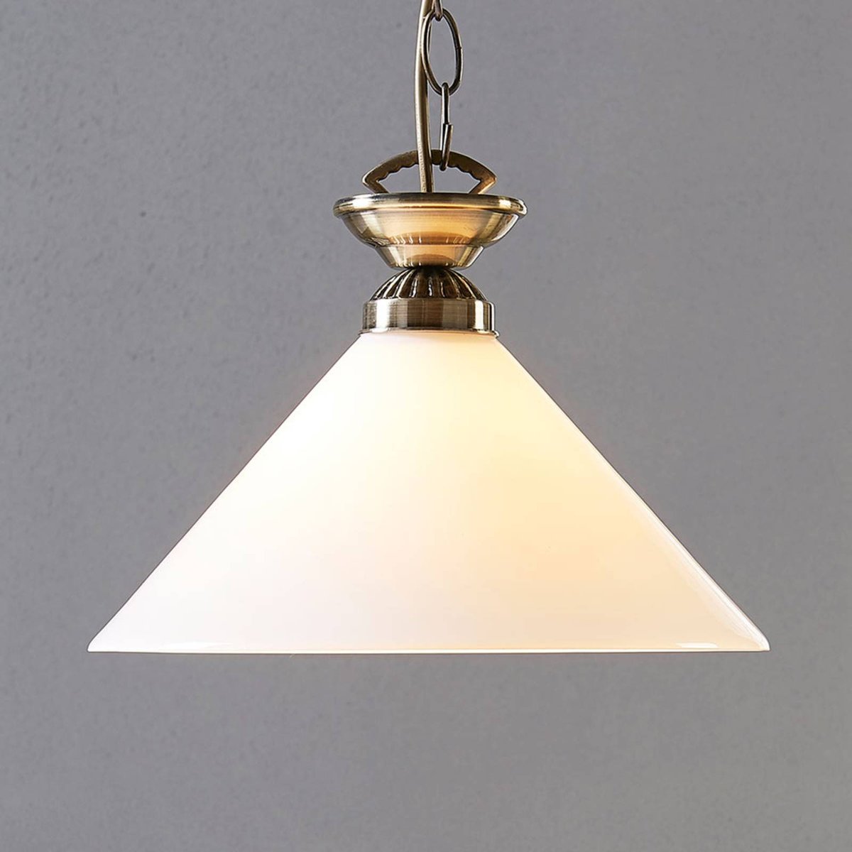 Suspension en verre antique, Otis blanc opale brillant, laiton vieilli, LINDBY