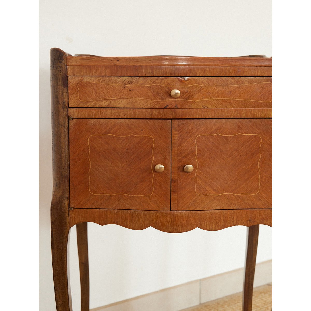 Table de chevet en bois Odile N°1623 - Bon état bois clair, DEBONGOUT