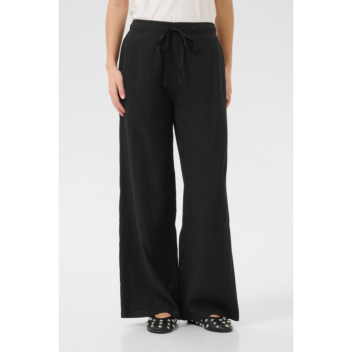 Pantalon casual noir, CULTURE