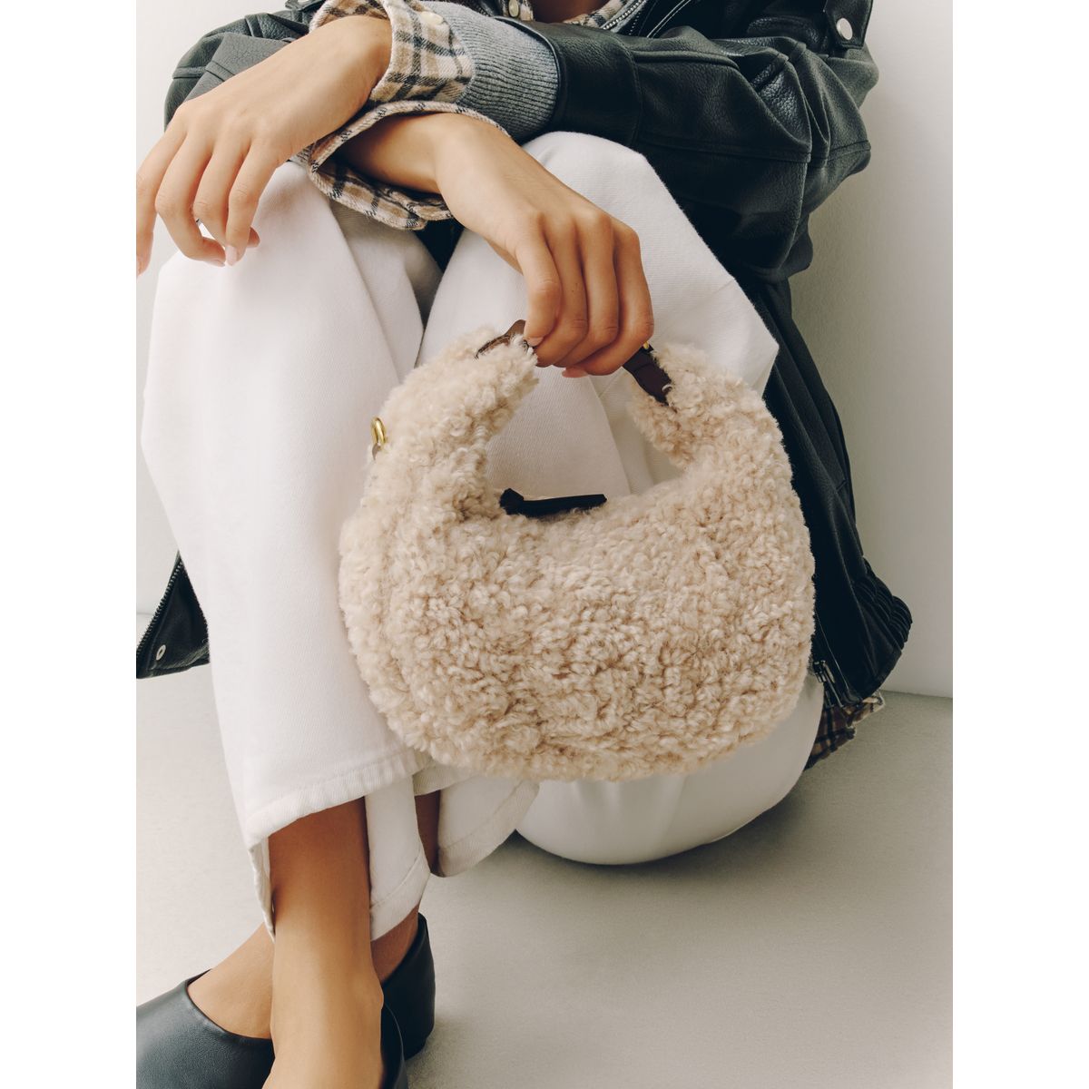 Mini sac à main en daim peau lainée os, NEXT