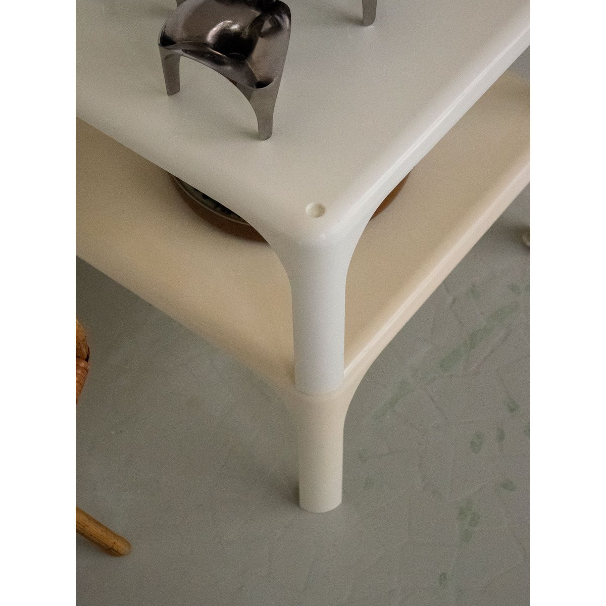 Paire de tables basses empilables Donna N°830 - Bon état blanc, DEBONGOUT