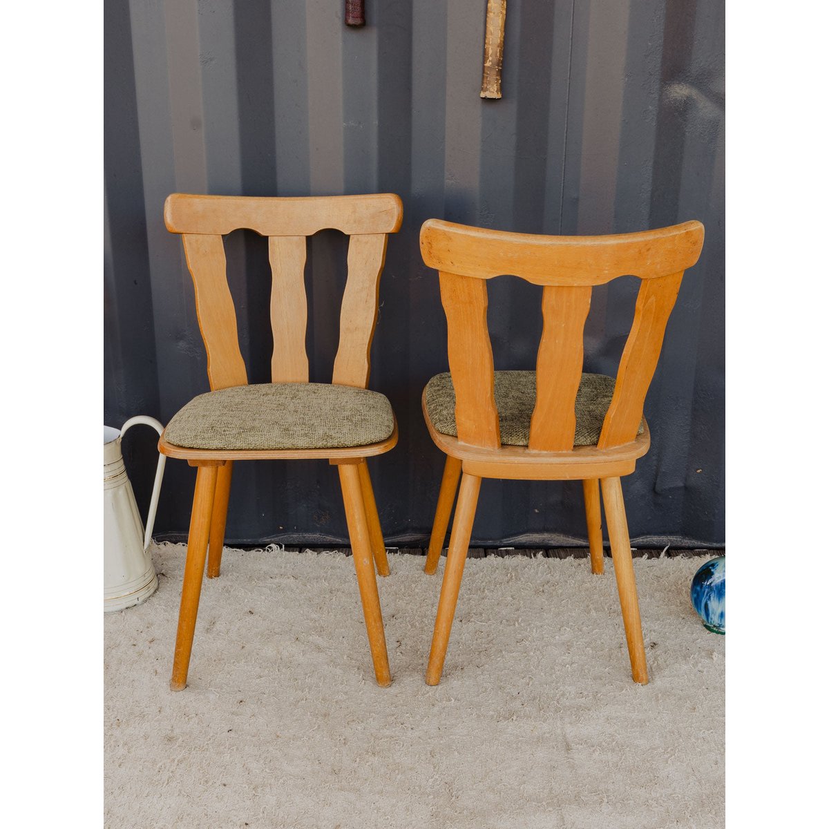 Paire de chaises en bois et tissu vert Alma N°1870 - Bon état bois clair, DEBONGOUT