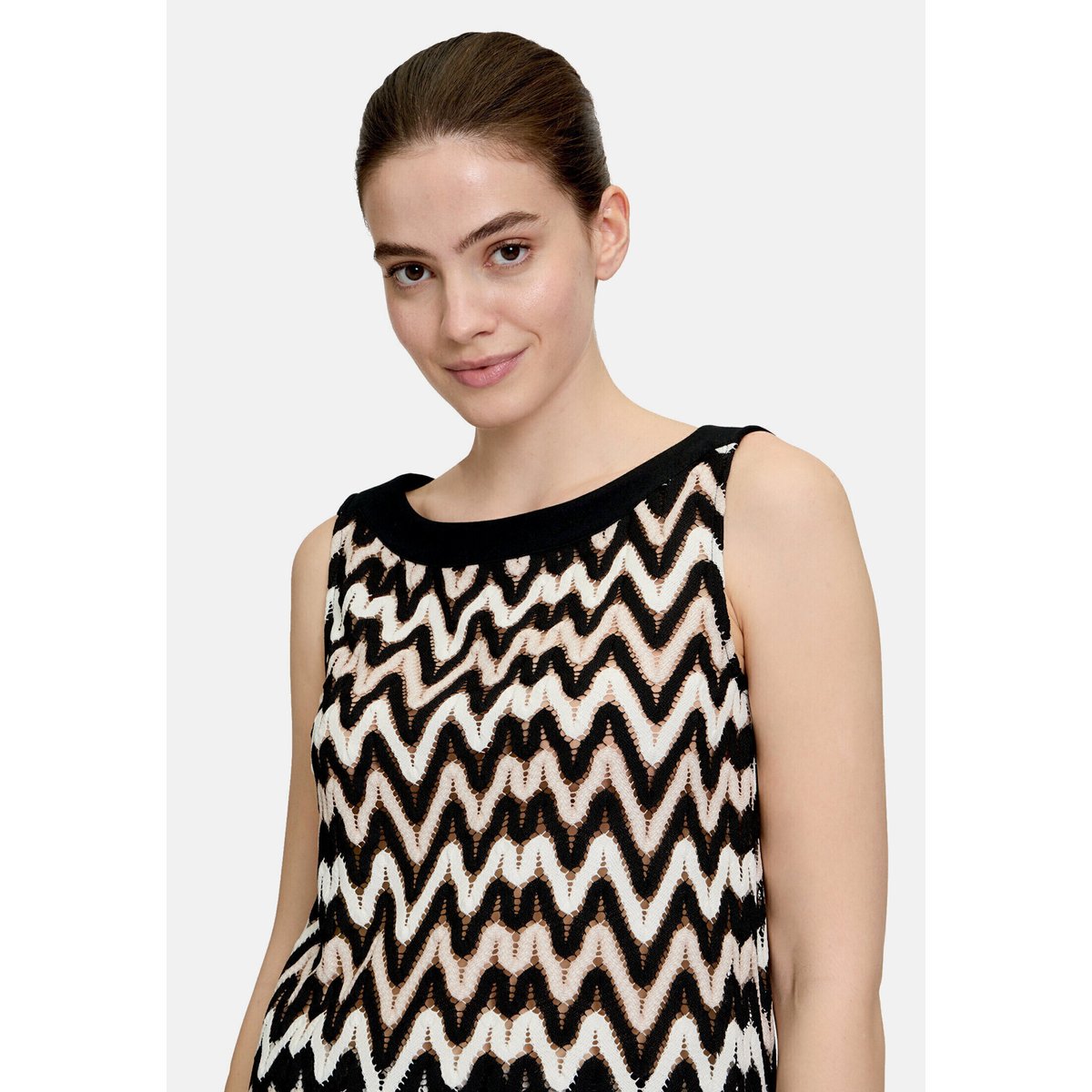 T-Shirt avec structure sans manches noir/marron, BETTY & CO