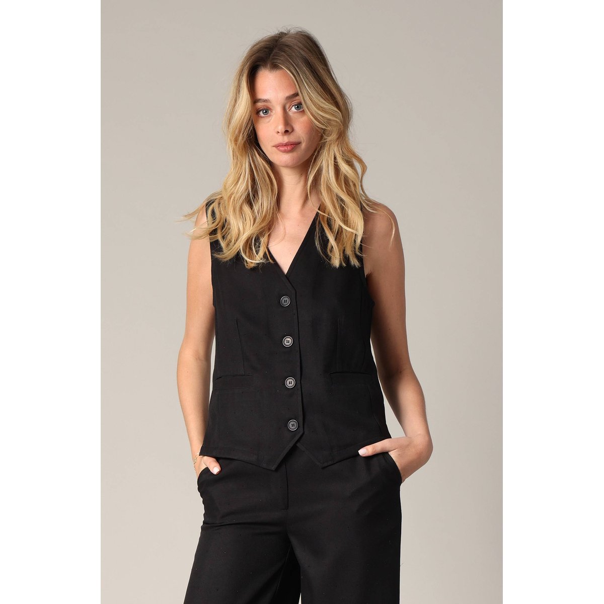 Gilet boutonné sans manches
 DILIA black, DEELUXE
