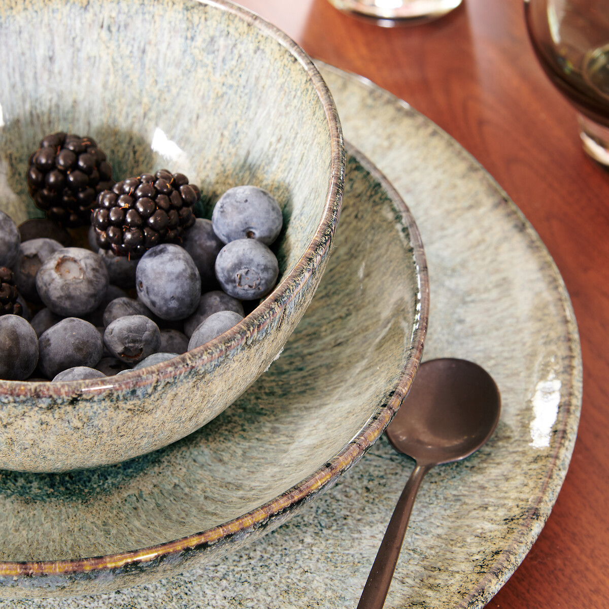 Lot de 4 assiettes plates, en grès émaillé réacti vert de gris, AM.PM