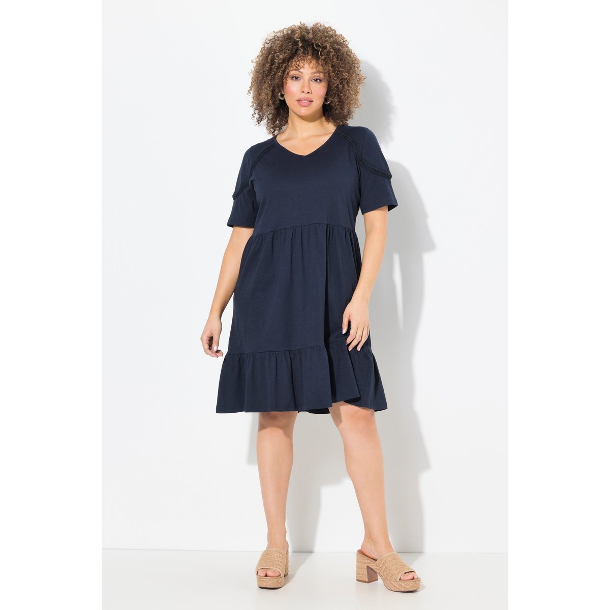 Robe en jersey à galon fantaisie. Décolleté marine, ULLA POPKEN