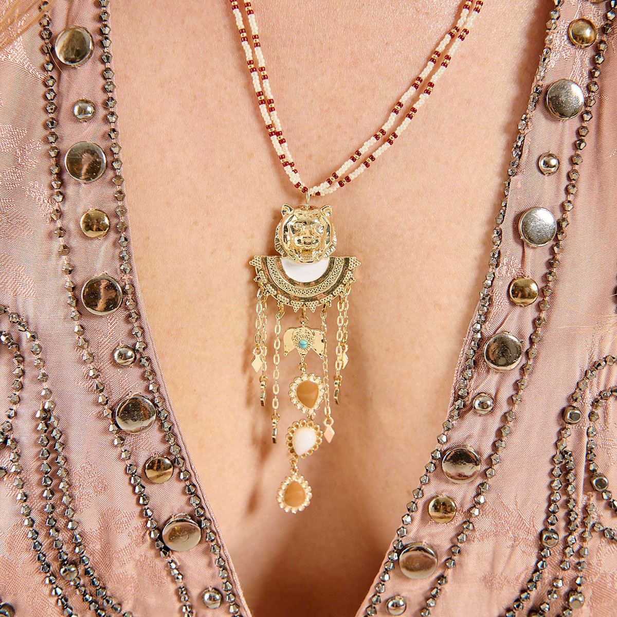 Collier perles avec pendentif tigre et pampilles ARZA blanc, HIPANEMA