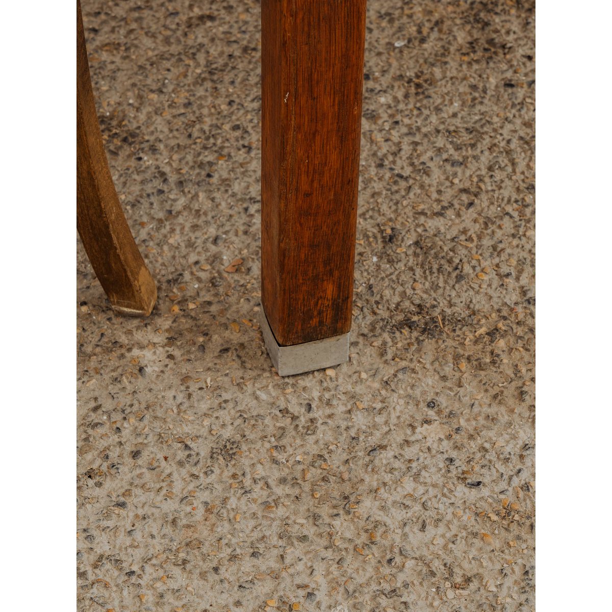 Table à manger en bois et formica rouge Karla N°1180 - Bon état bois foncé, DEBONGOUT