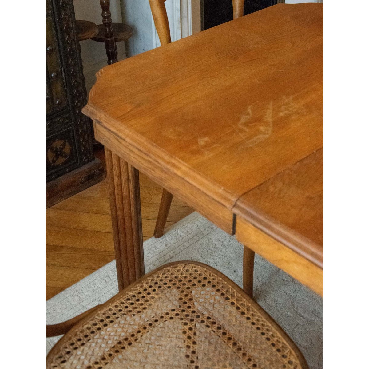 Table à manger sculptée en chêne Romy N°646 - Bon état bois clair, DEBONGOUT