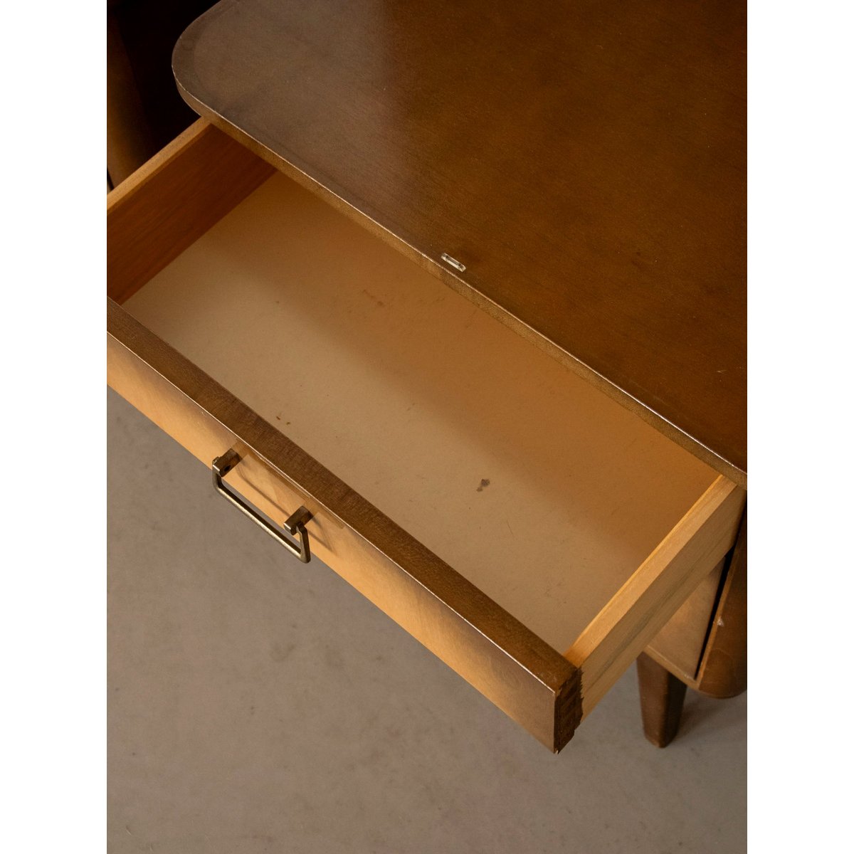 Paire de tables de chevet mid-century Maïa N°1582 - Bon état bois clair, DEBONGOUT