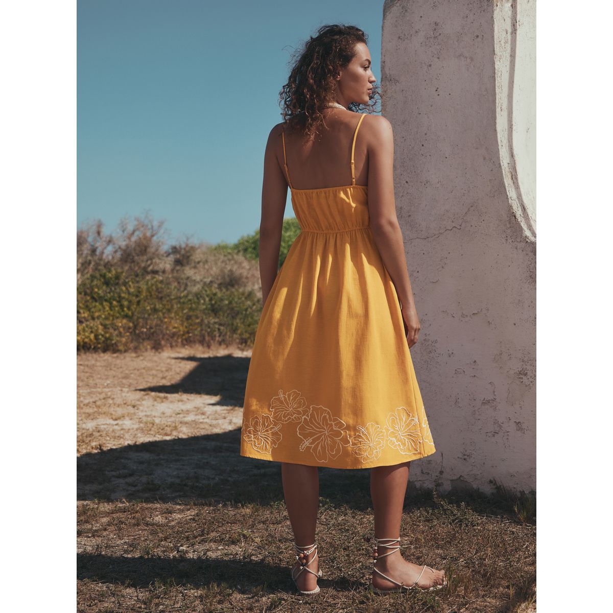 Robe midi avec détails hibiscus jaune ocre, NEXT