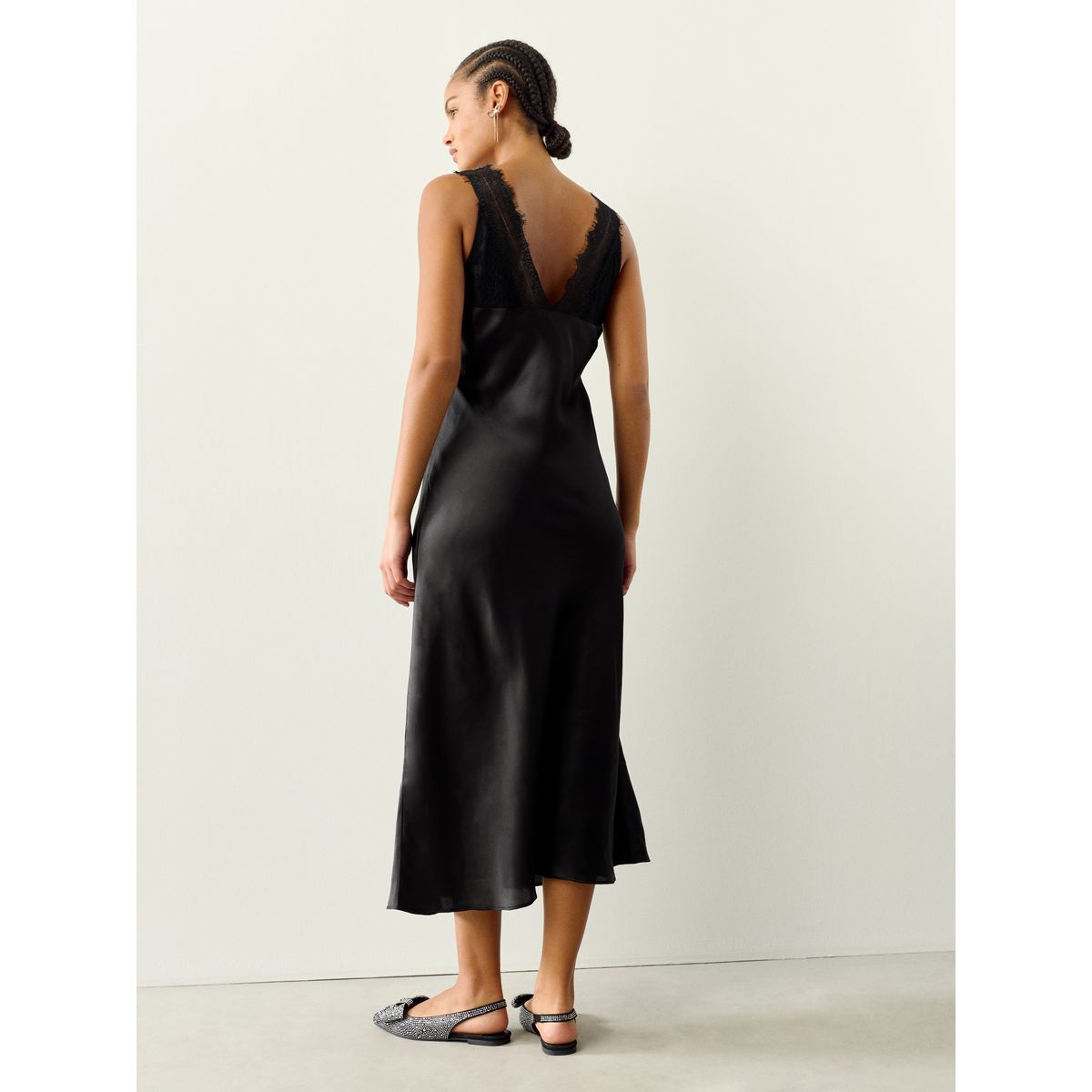 Robe mi-longue en satin à col v dentelle noir, NEXT