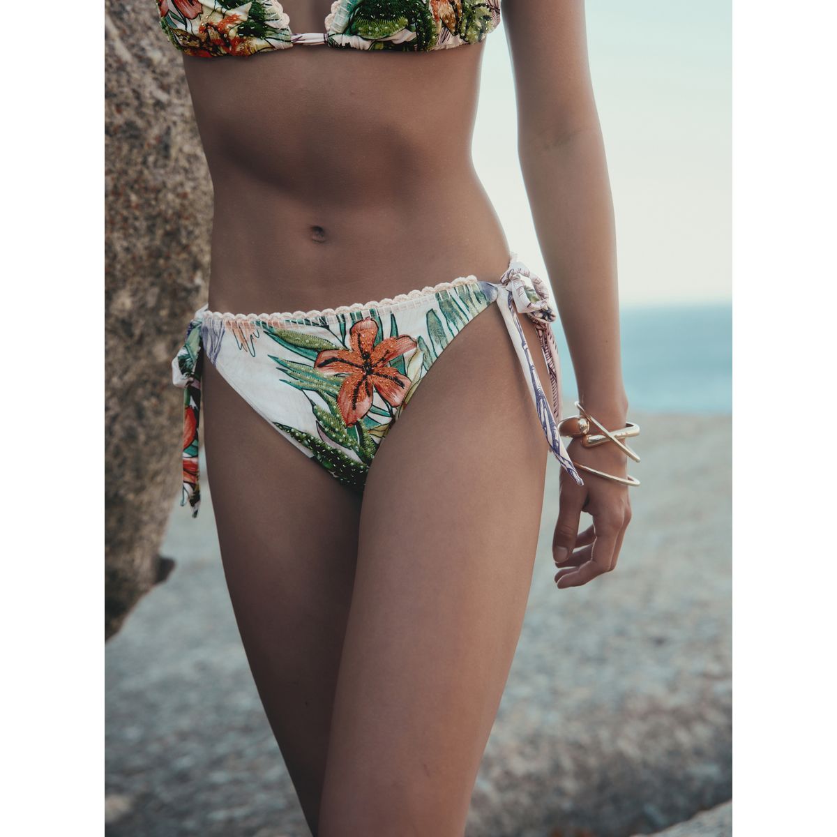 Bas de bikini noué sur les côtés blanc imprimé perroquet crème/marine, NEXT