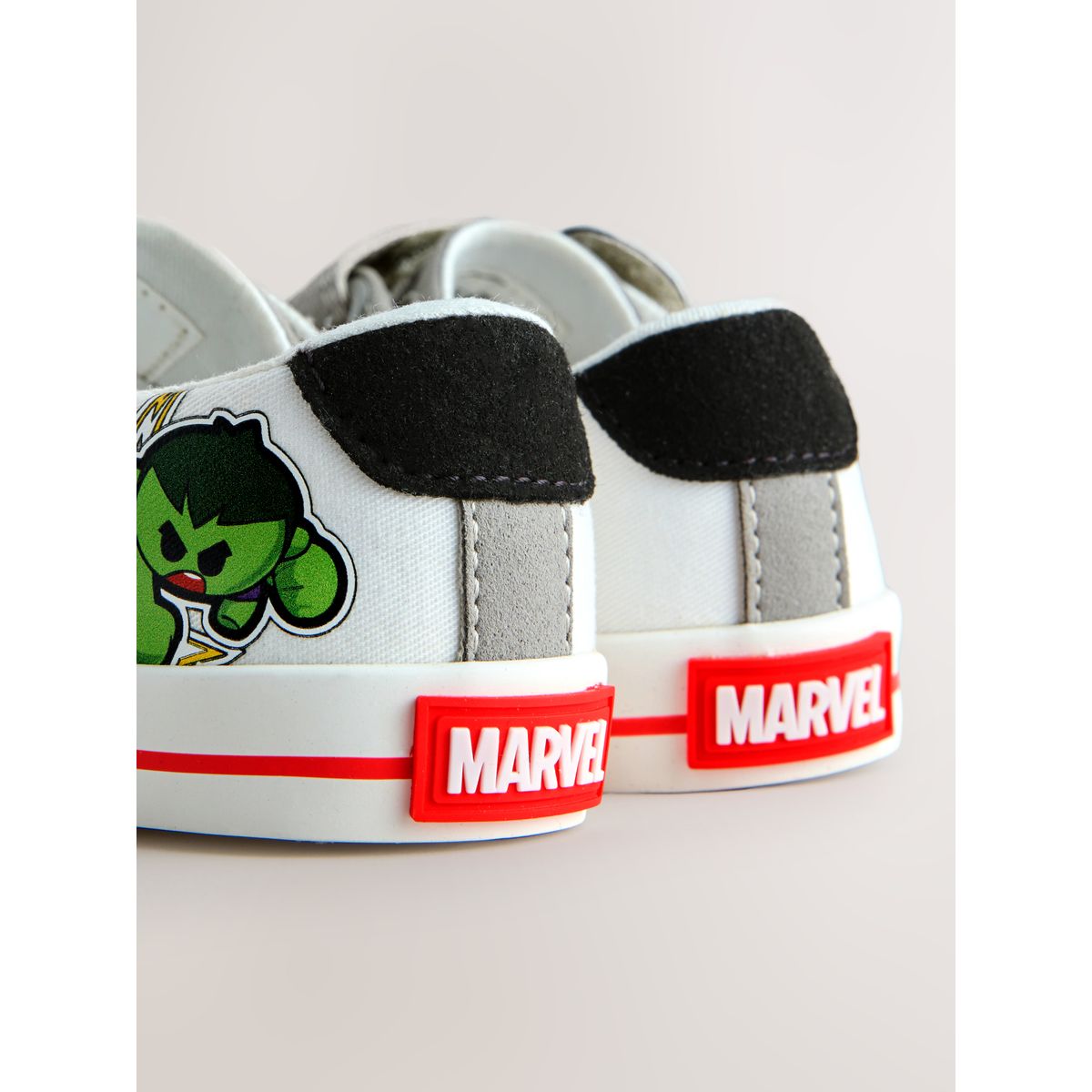 Baskets à lacets élastiques et scratch marvel blanc/noir, NEXT