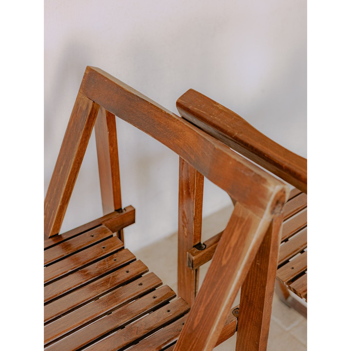 Lot de 4 chaises en bois au design géométrique moderne Claude N°1431 - Bon état bois foncé, DEBONGOUT
