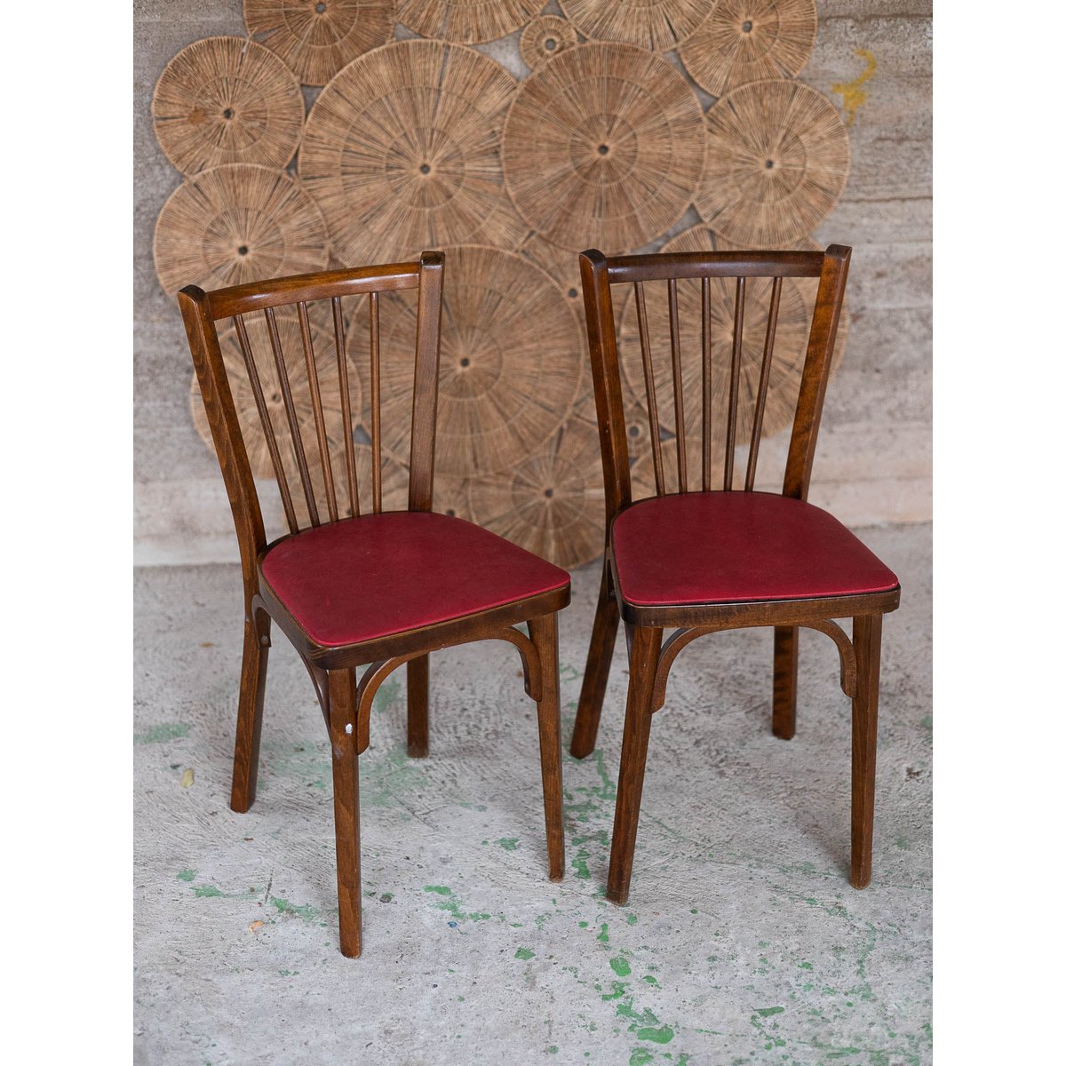 Paire de chaises contemporaine Alma N°2042 - Bon état bois foncé, DEBONGOUT
