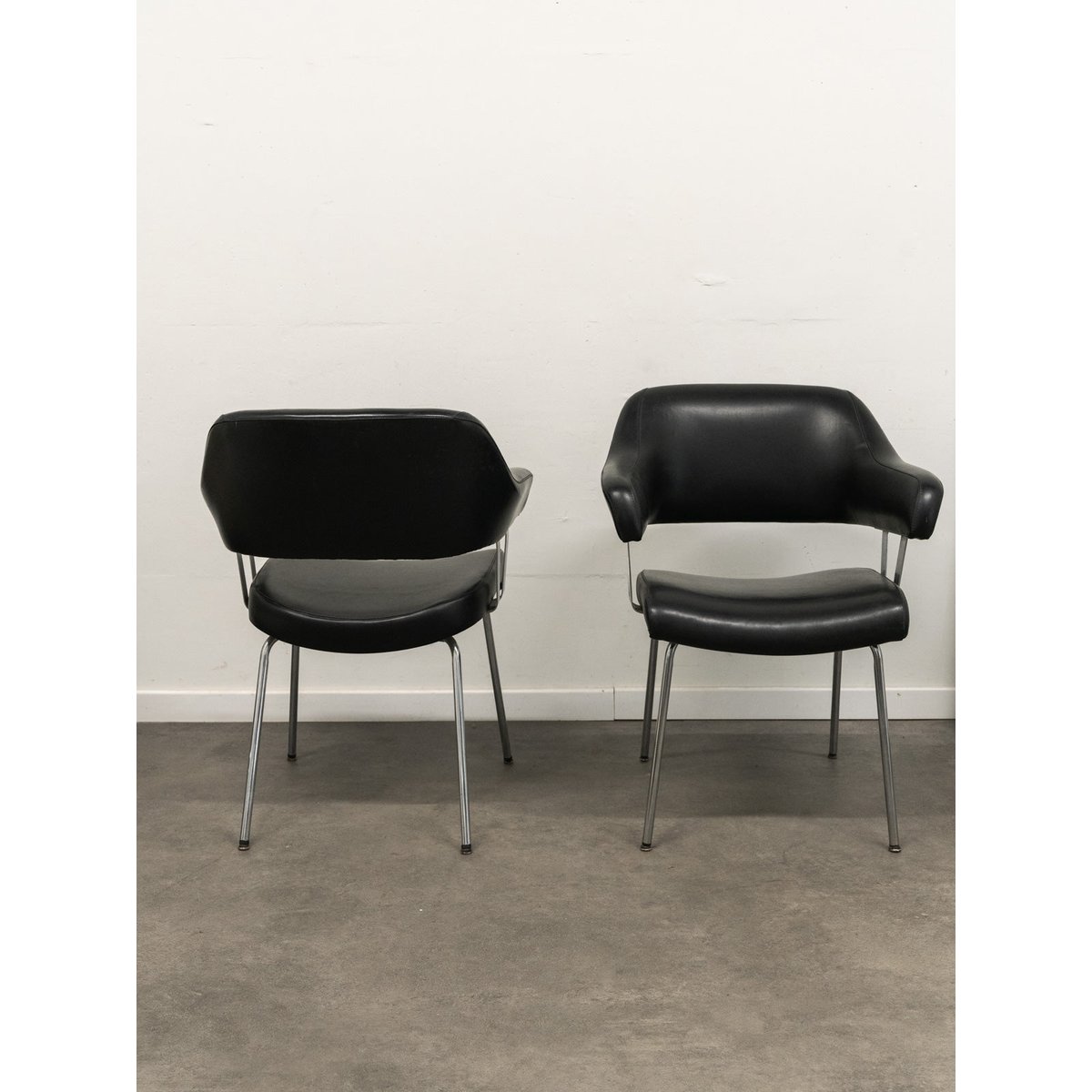 Paire de fauteuils en skaï et métal Jakob N°1289 - Bon état noir, DEBONGOUT