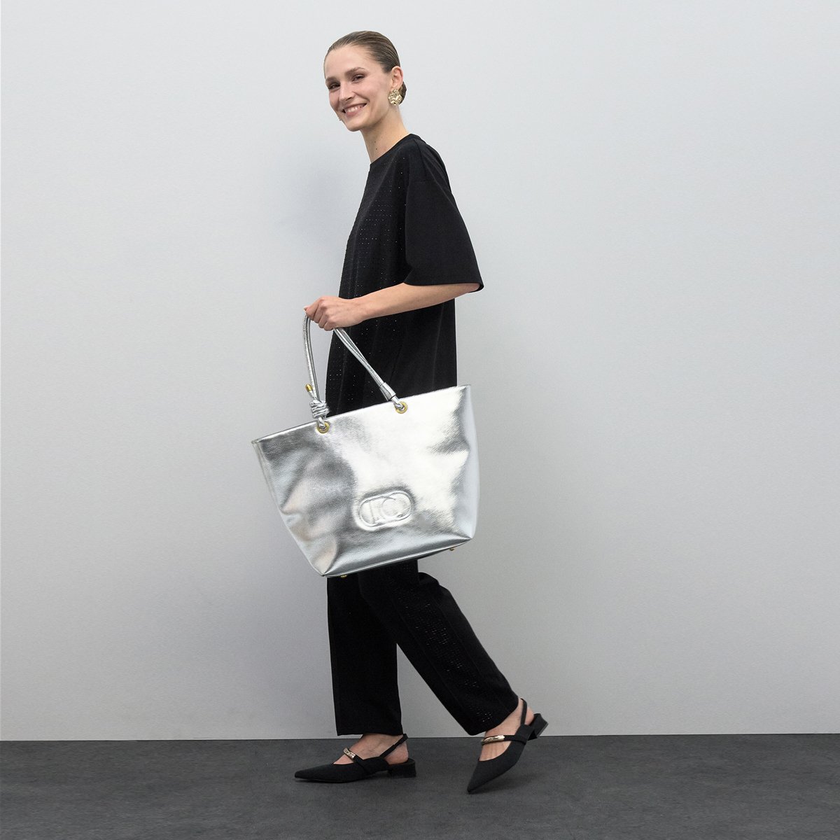 Cabas en cuir métallisé avec logo embossé argent, LOLA CASADEMUNT