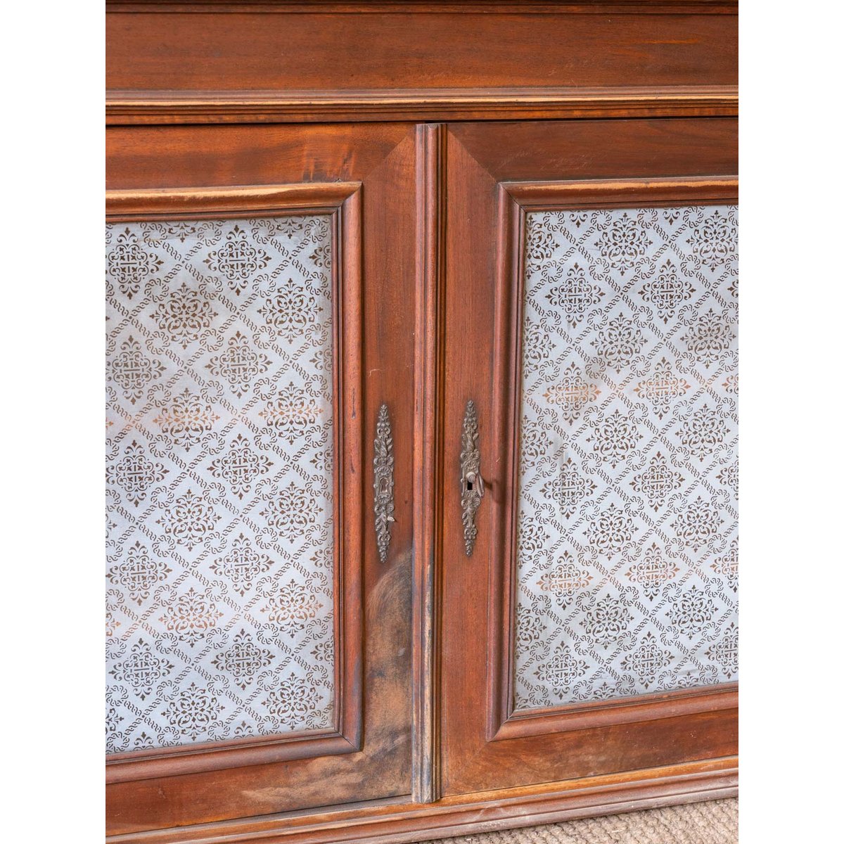 Buffet vitré en bois Gilbert N°1889 - Bon état bois foncé, DEBONGOUT