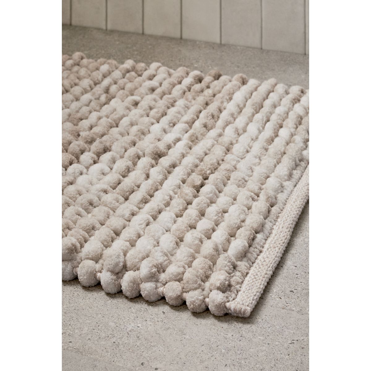 Tapis de bain à pompons naturel, NEXT