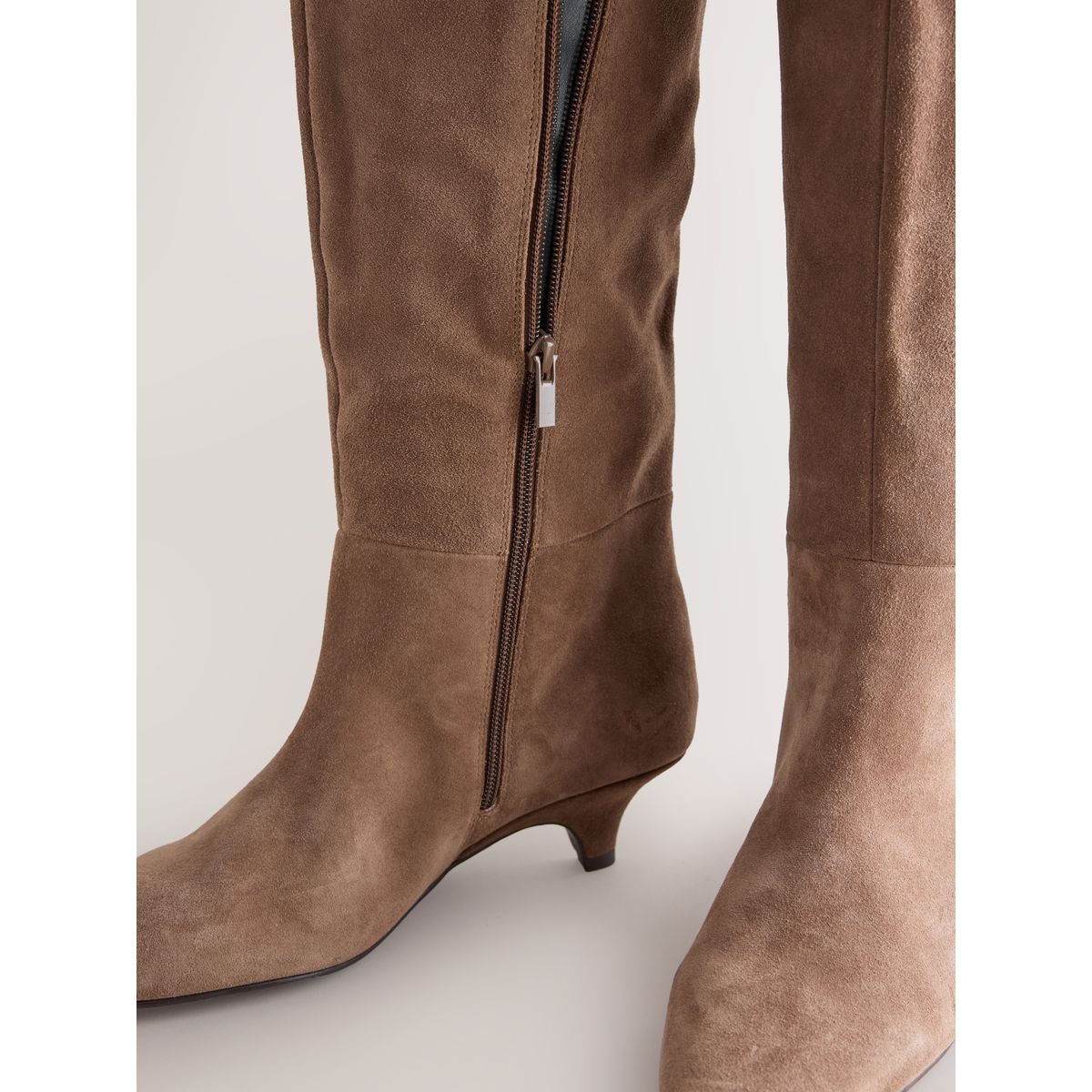 Bottes hauteur genou bout ciselé/petit talon taupe/beige, NEXT