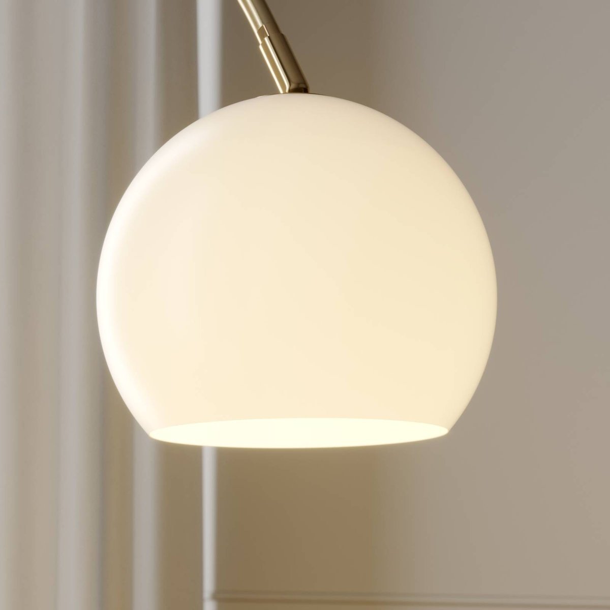 Lampadaire en verre moderne, Cynthia laiton mat, blanc opale, LINDBY