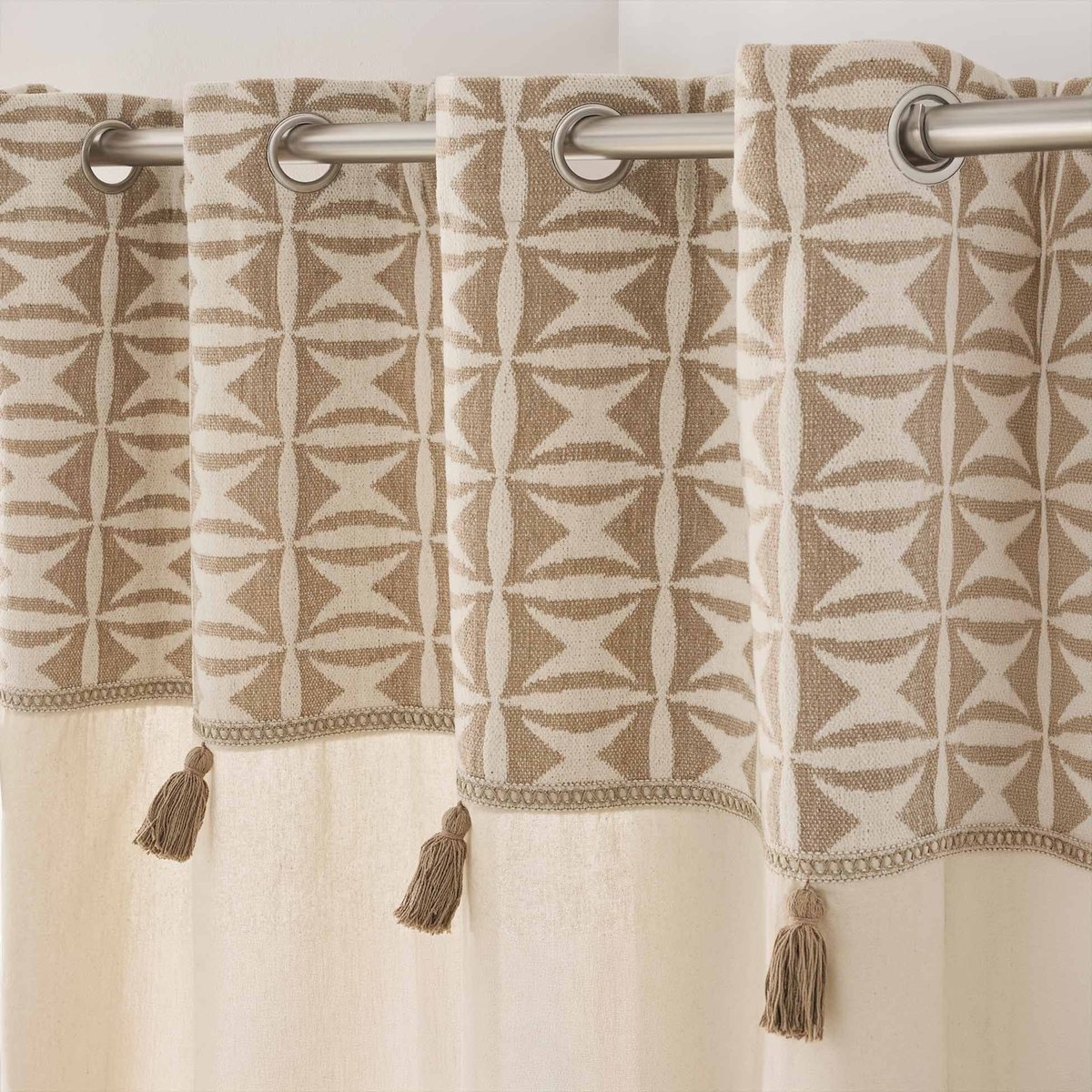 Rideau tamisant à œillets en polycoton avec jacquard et pompons naturel, DOUCEUR D'INTÉRIEUR