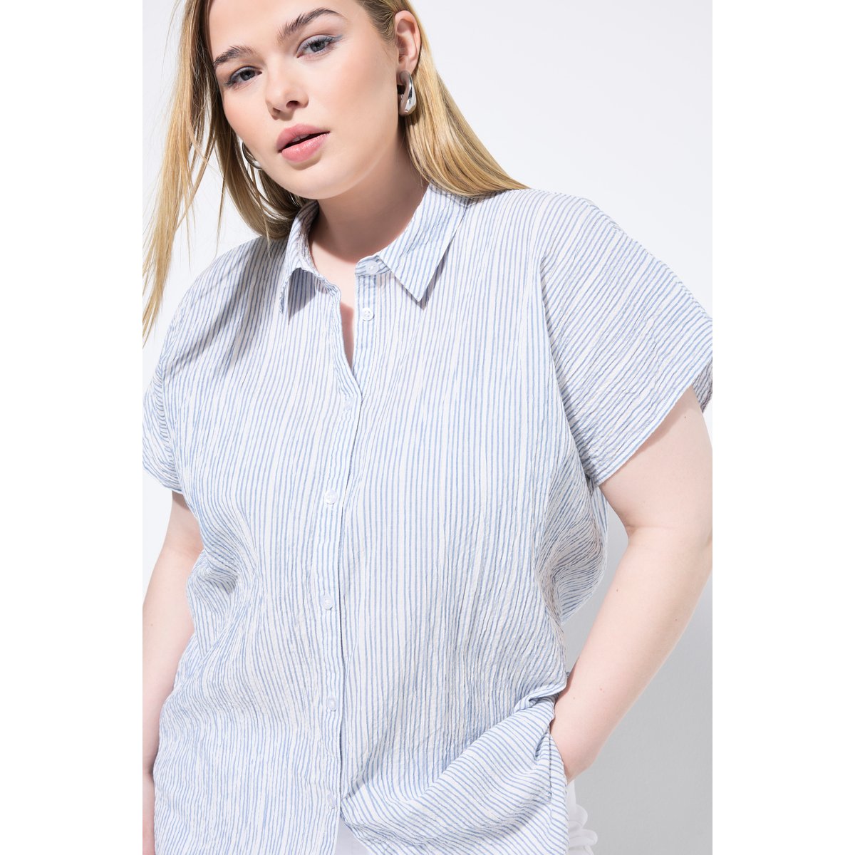 Blouse oversize, tissu texturé à rayures bleu ciel, STUDIO UNTOLD