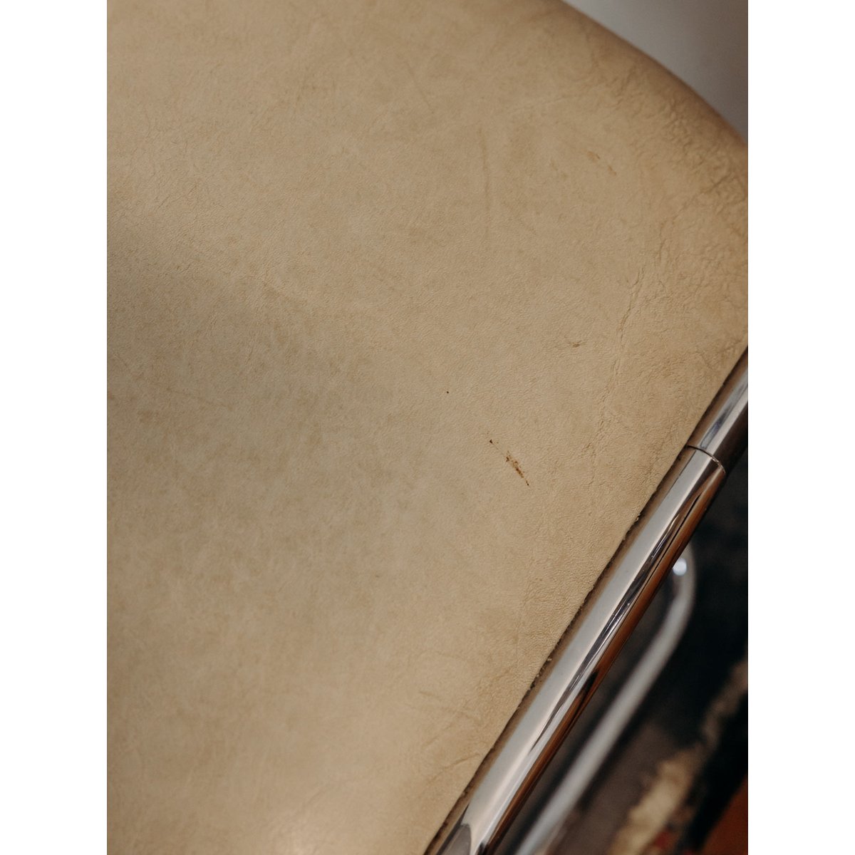 Paire de chaises à structure chromée Alma N°1989 - Bon état beige, DEBONGOUT