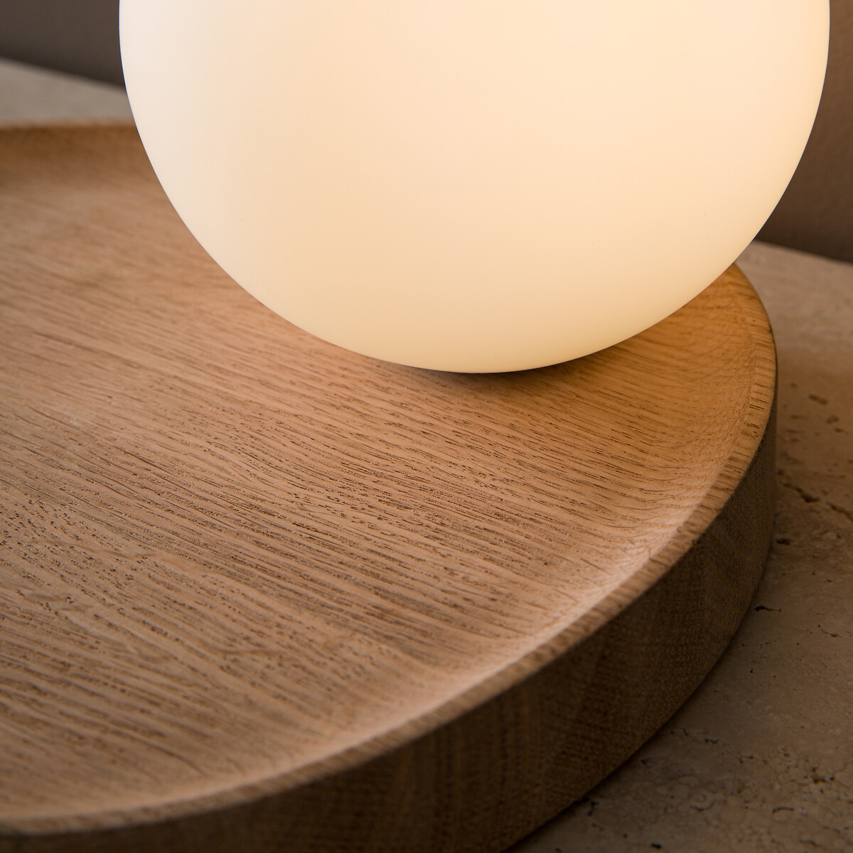 Lampe à poser, globe opaline/chêne, Hannasta chêne, AM.PM