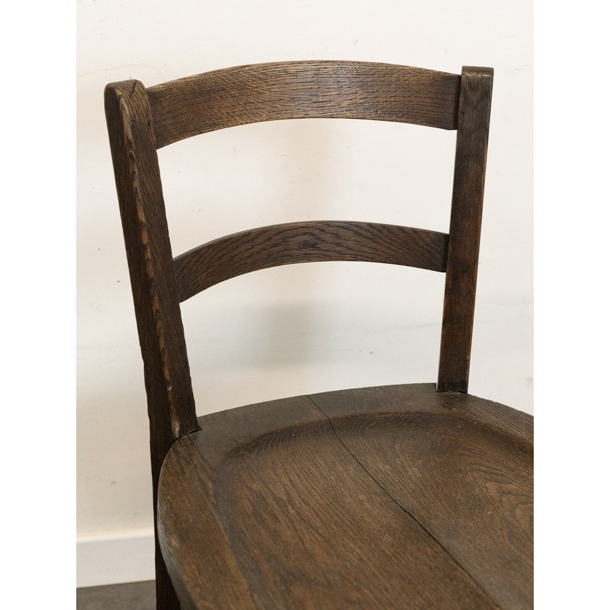 Lot de 4 chaises anciennes en bois Claude N°1373 - Bon état bois foncé, DEBONGOUT