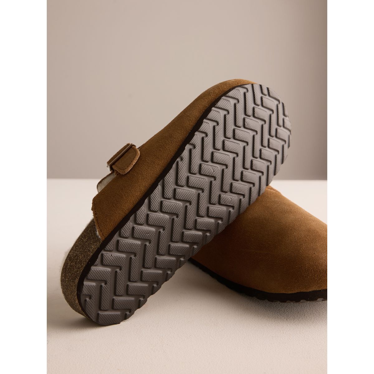 Chaussons mules en daim à boucle marron fauve, NEXT