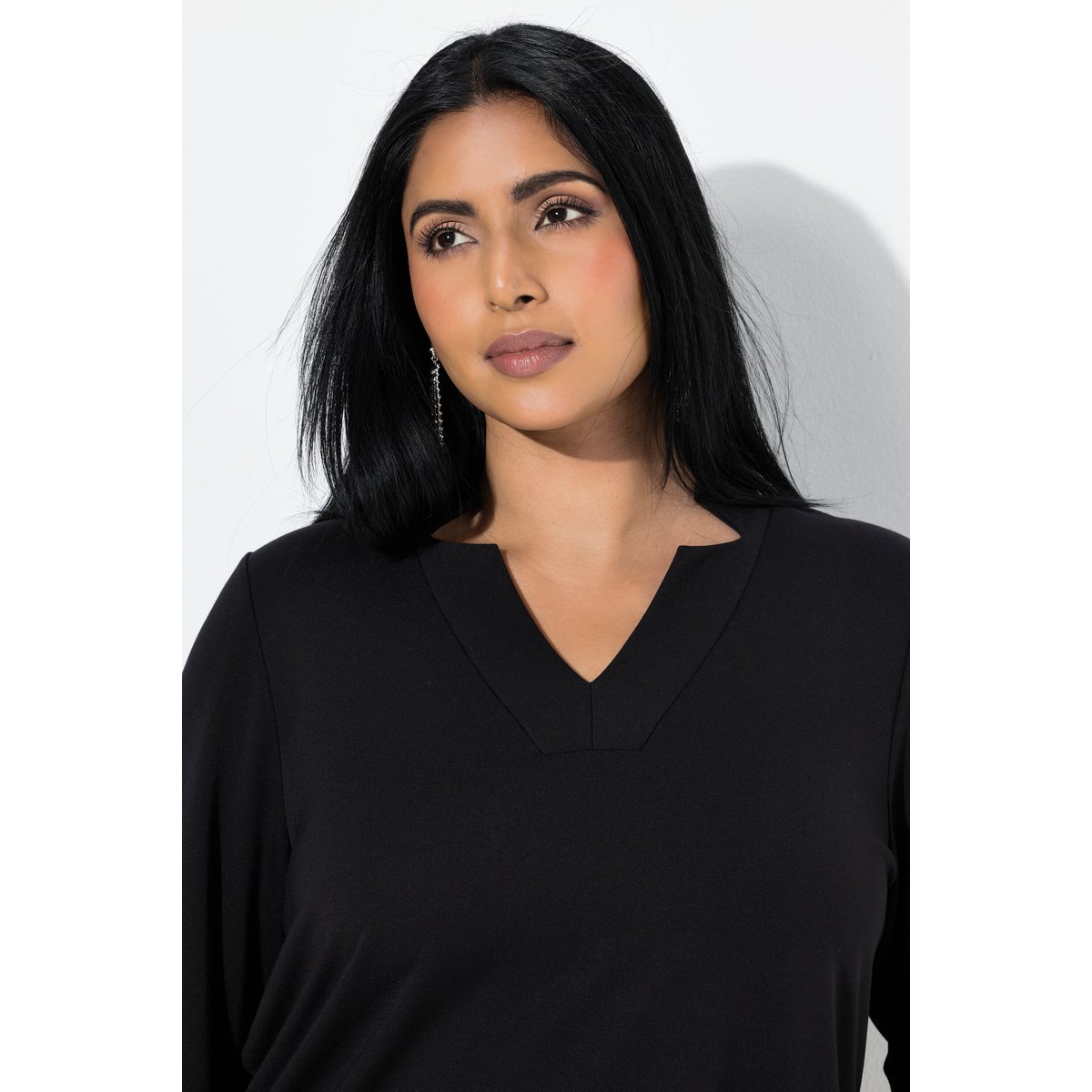 T-shirt col en V avec découpes noir, ULLA POPKEN