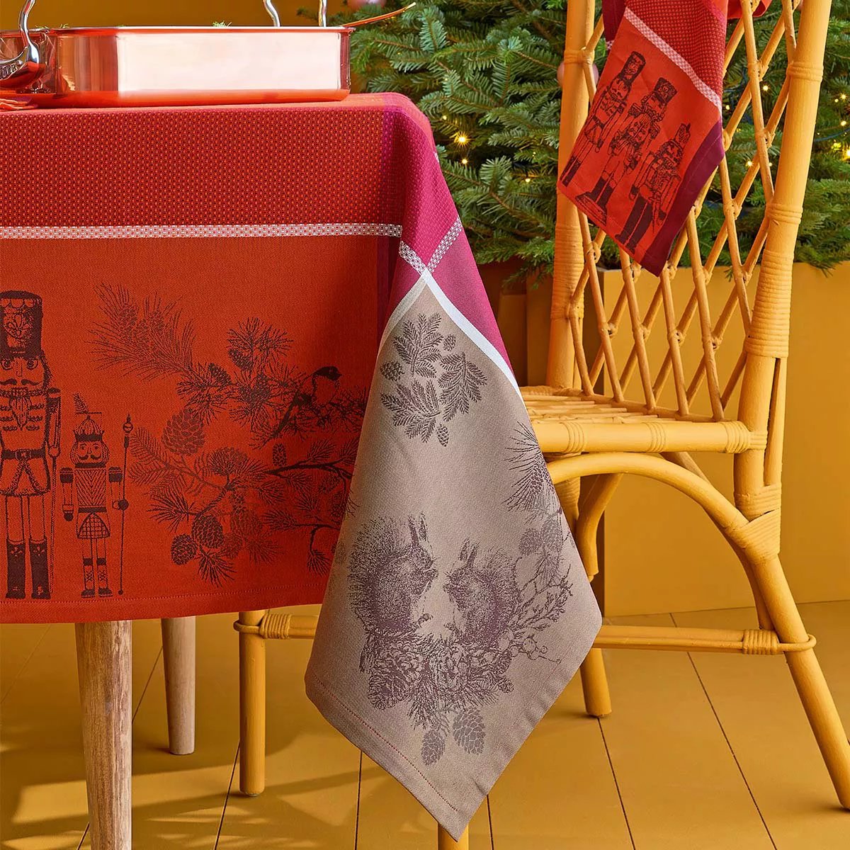 Nappe pur coton antitache CASSE NOISETTES rouge festif, GARNIER THIEBAUT