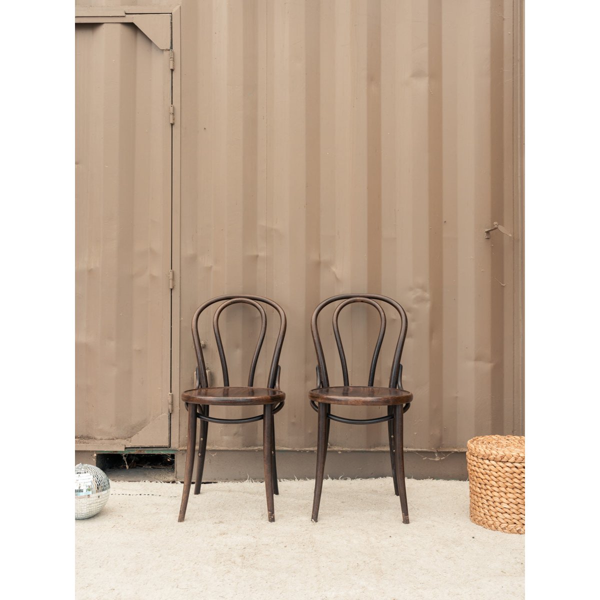 Lot de 3 chaises en bois Claude N°1656 - Bon état bois foncé, DEBONGOUT