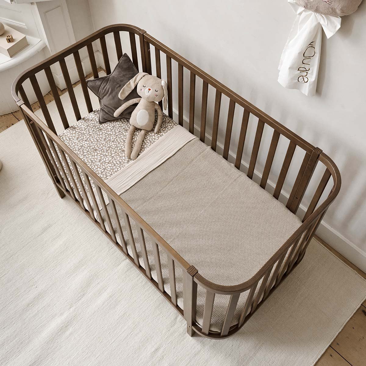 Lit bébé ovale COCON noyer foncé, PETITE AMELIE
