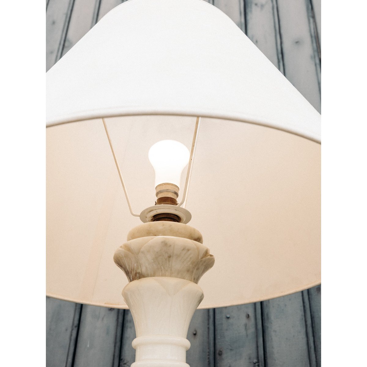 Lampe en albâtre et à l'abat-jour satiné Suzanne N°580 - Bon état beige, DEBONGOUT
