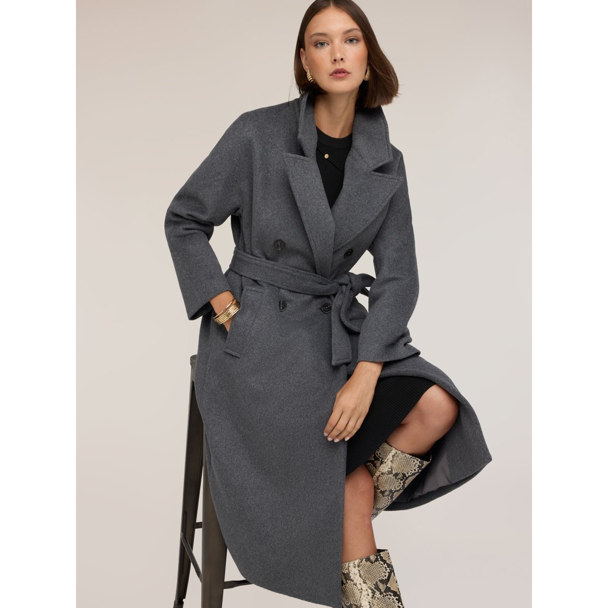 Manteau ceinturé gris, MOTIVI