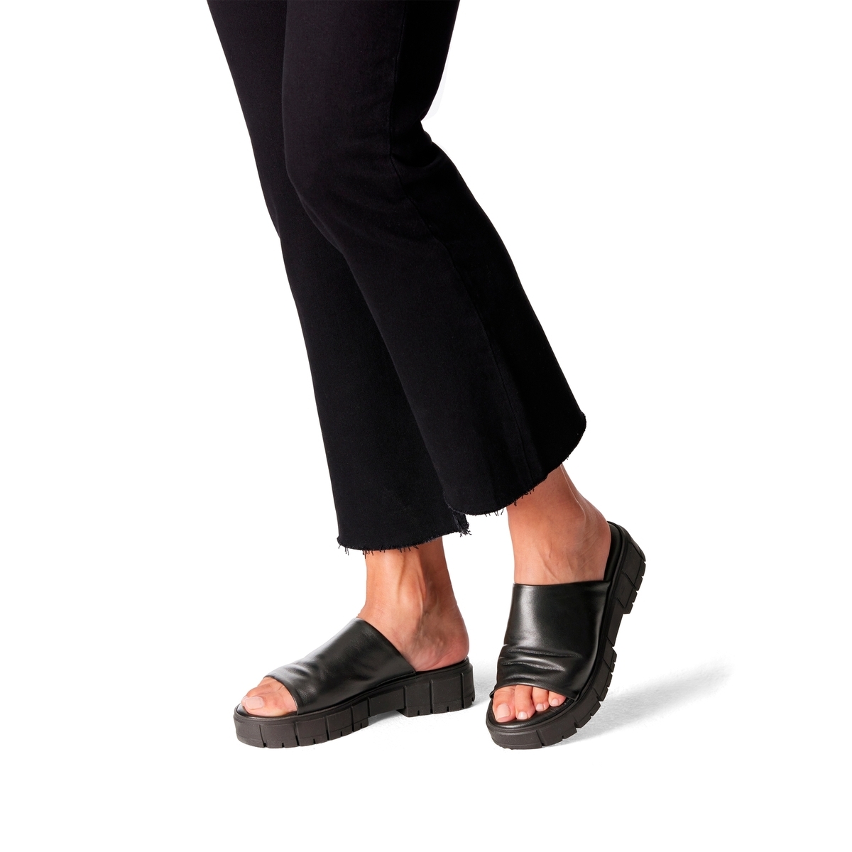 Mules plates en cuir noir, TAMARIS