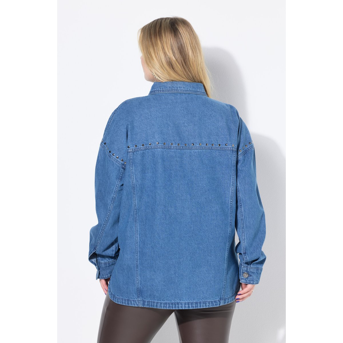 Chemise en jean oversize. Rivets fantaisie bleu jean, STUDIO UNTOLD