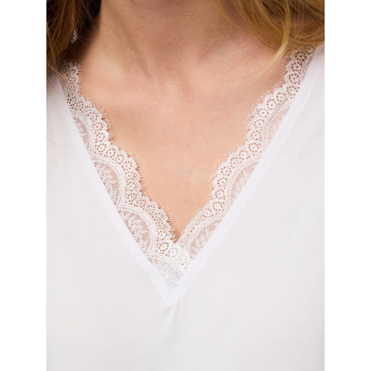 T-shirt manches courtes , col V blanc, PIECES
