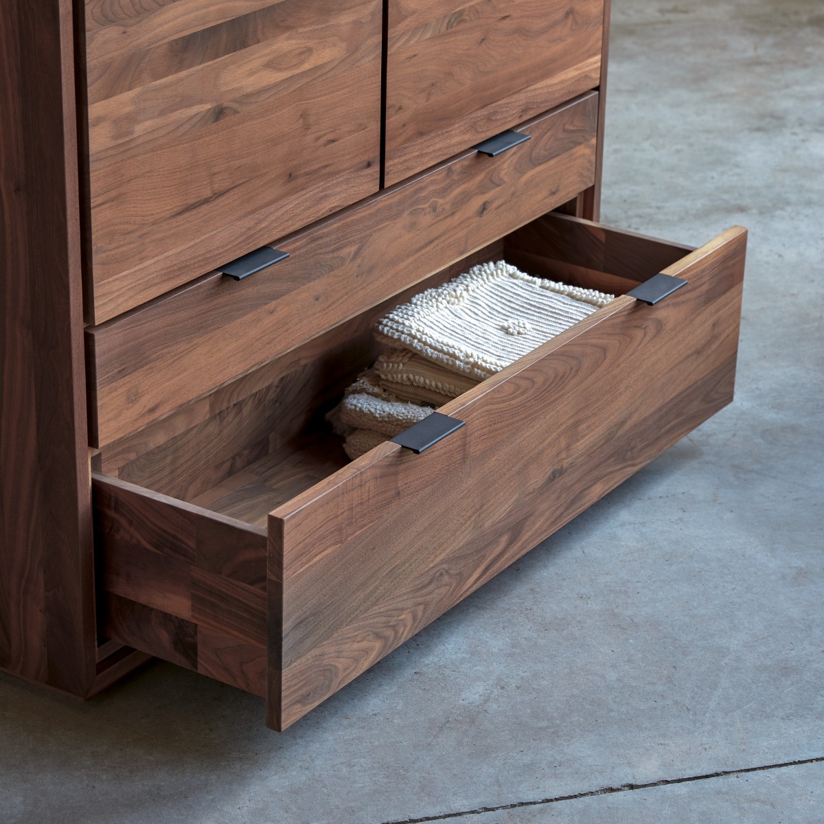 Armoire en Noyer massif, SENSON marron, TIKAMOON