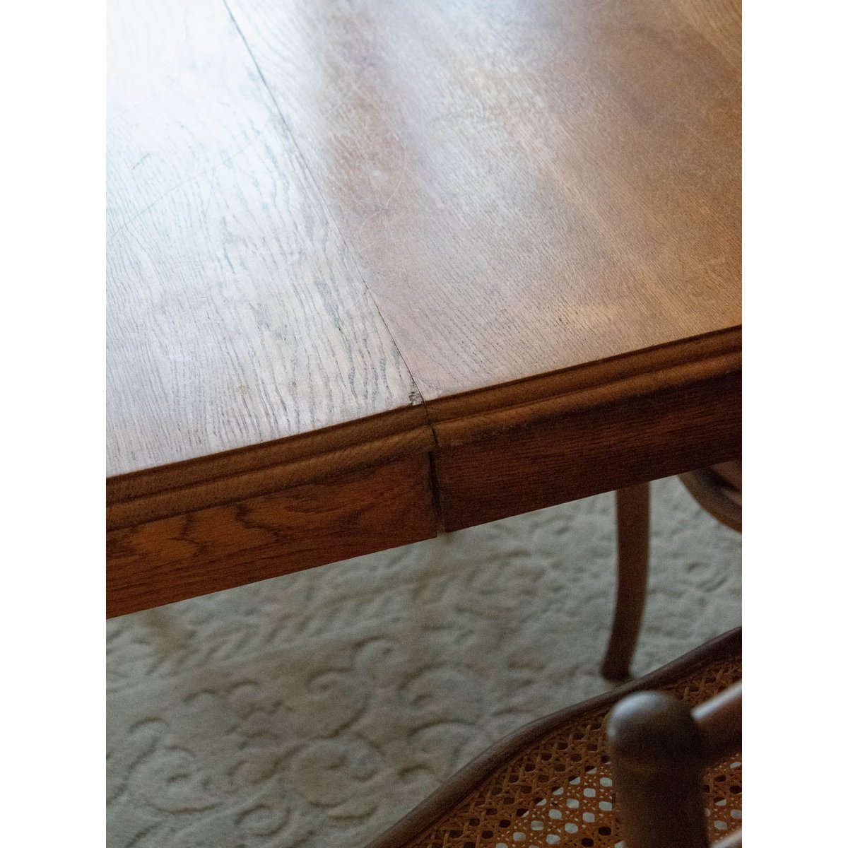 Table à manger sculptée en chêne Romy N°646 - Bon état bois clair, DEBONGOUT