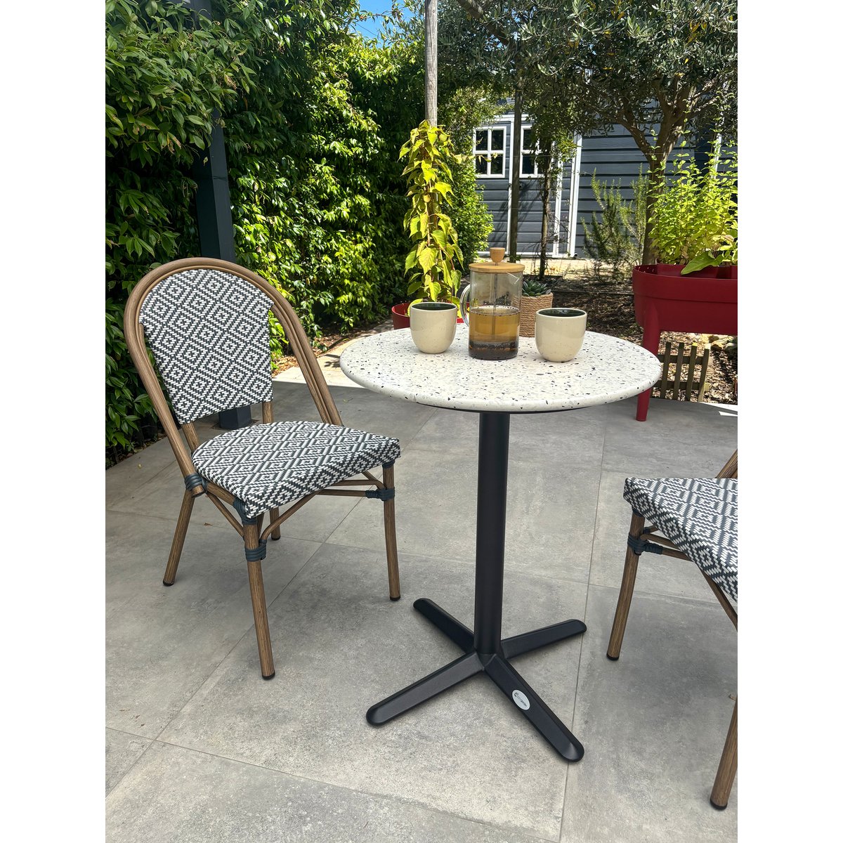 Ensemble repas de jardin 2 places en acier et plateau rond terrazzo BISTRO bleu marine, CITY GARDEN