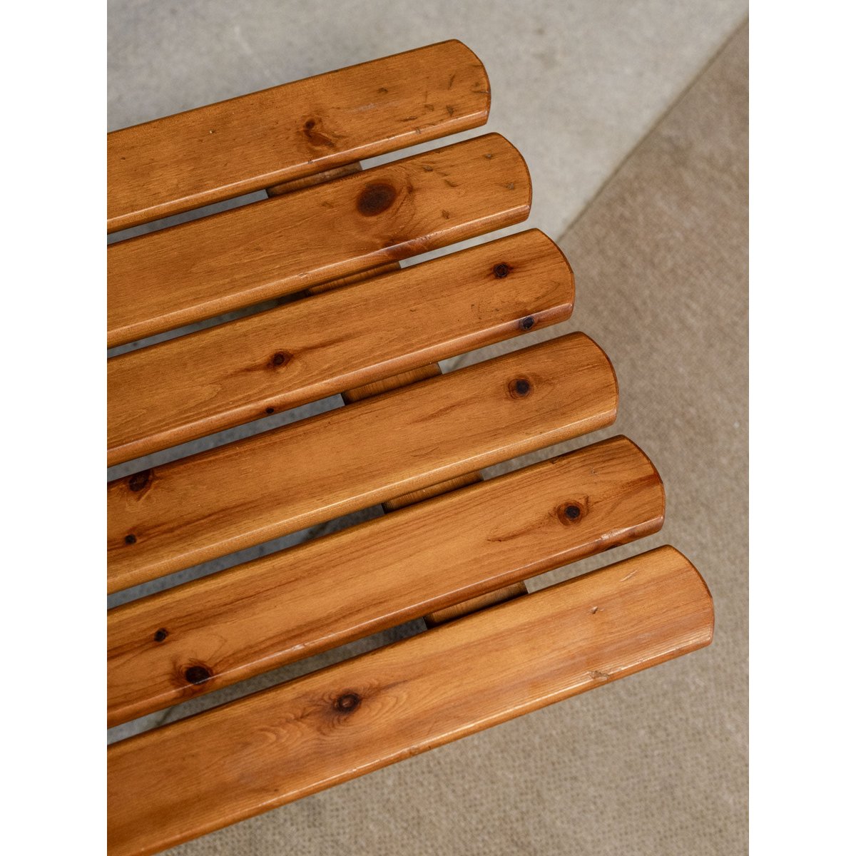 Table basse en pin Léonie N°930 - Bon état bois foncé, DEBONGOUT