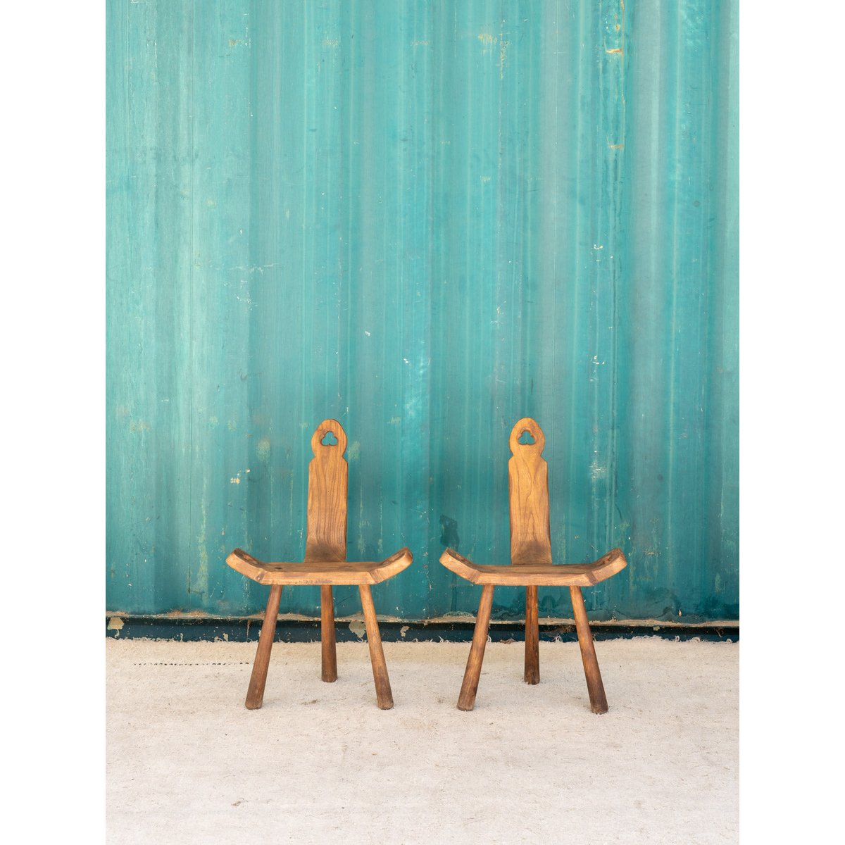 Paire de petites chaises en bois Claude N°1411 - Bon état bois foncé, DEBONGOUT