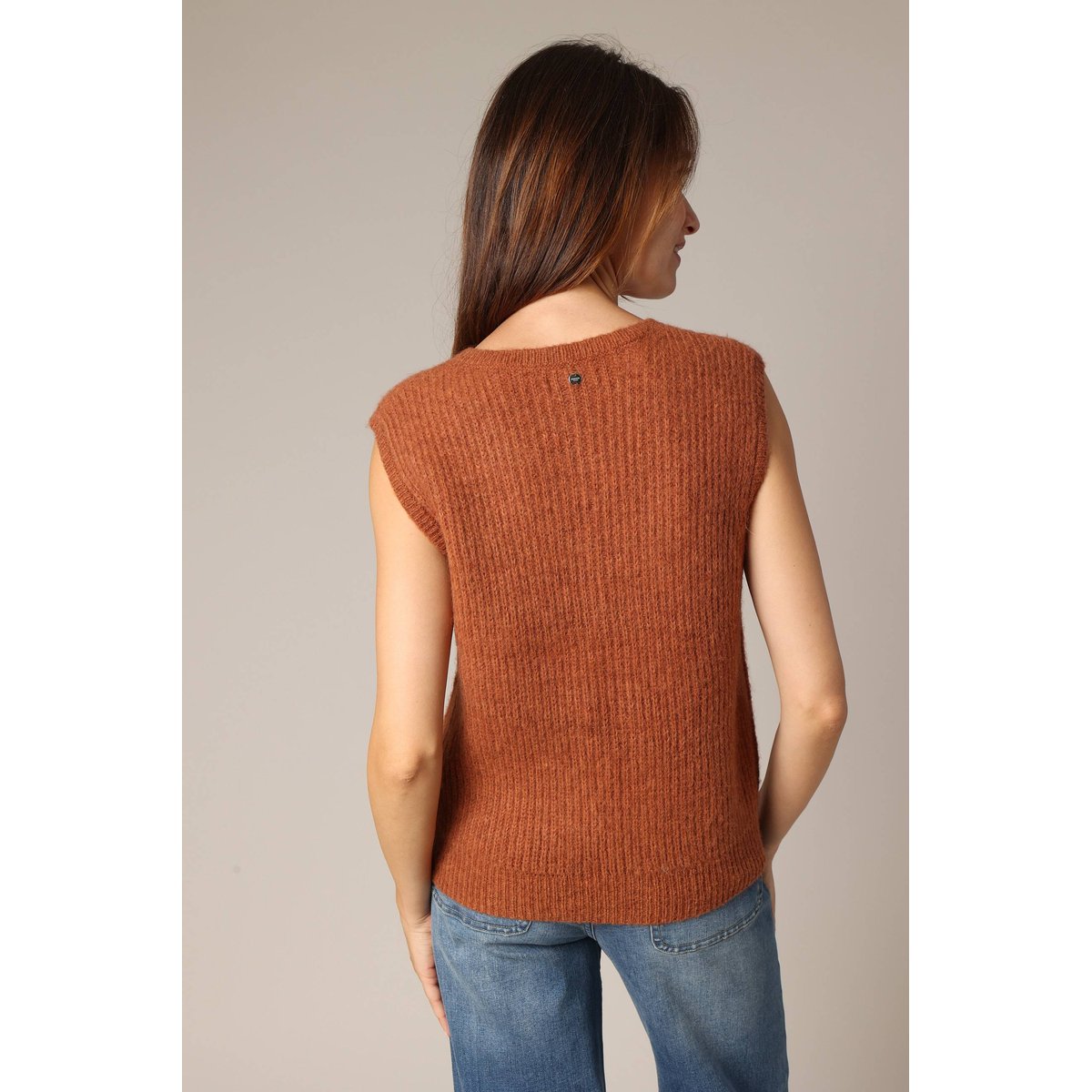Pull sans manches col v
PIA whisky, DEELUXE