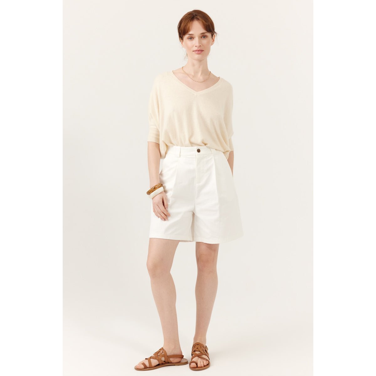 Short taille haute coupe structurée avec plis sur le devant Atea white, ARTLOVE